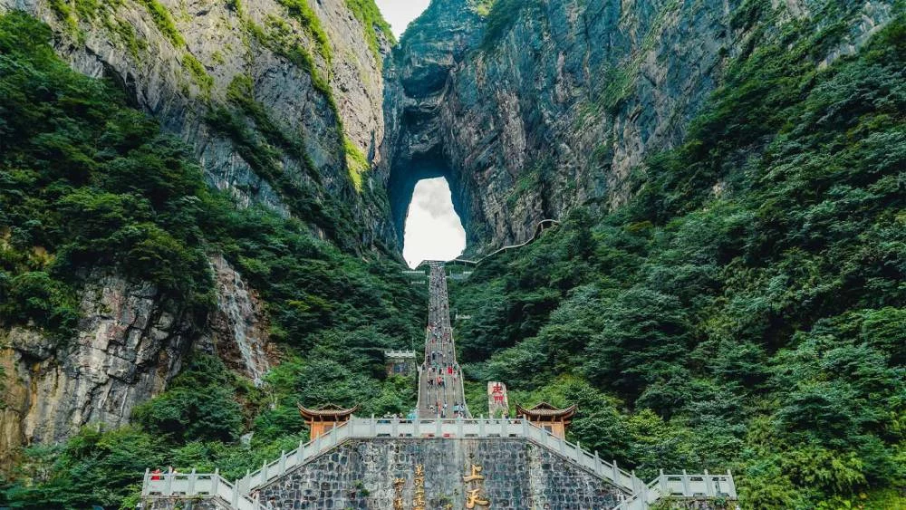 Una escalera y una ventana al cielo, otro de los atractivos de China 