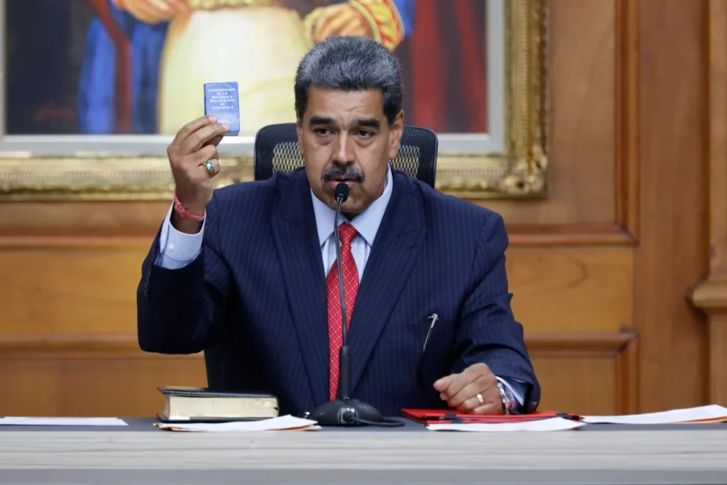 Nicolás Maduro se salta la ley y su Constitución al no publicar las actas. La excusa es el ataque informático, pero la oposición ya ha dado cuenta de ellas