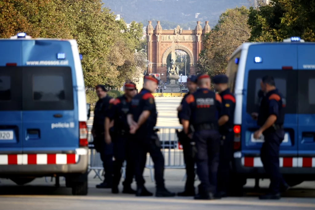 Agentes de los Mossos d'Esquadra, de charla y con su pasividad ante el mitin de Puigdemont