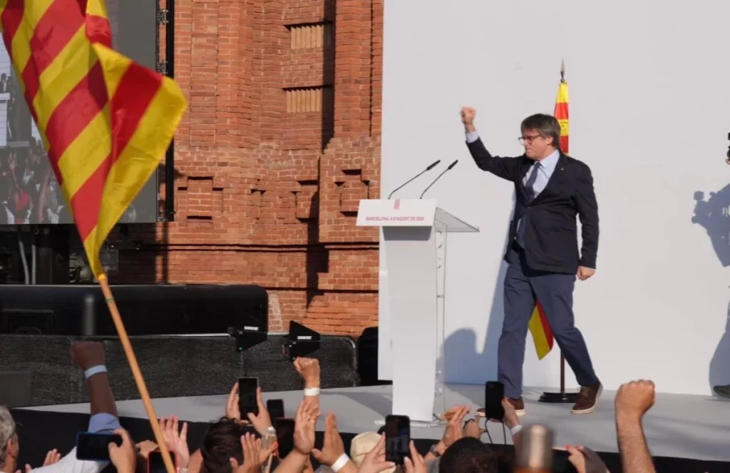 Carles Puigdemont, en el estrado de Barcelona, con la pasividad de los Mossos