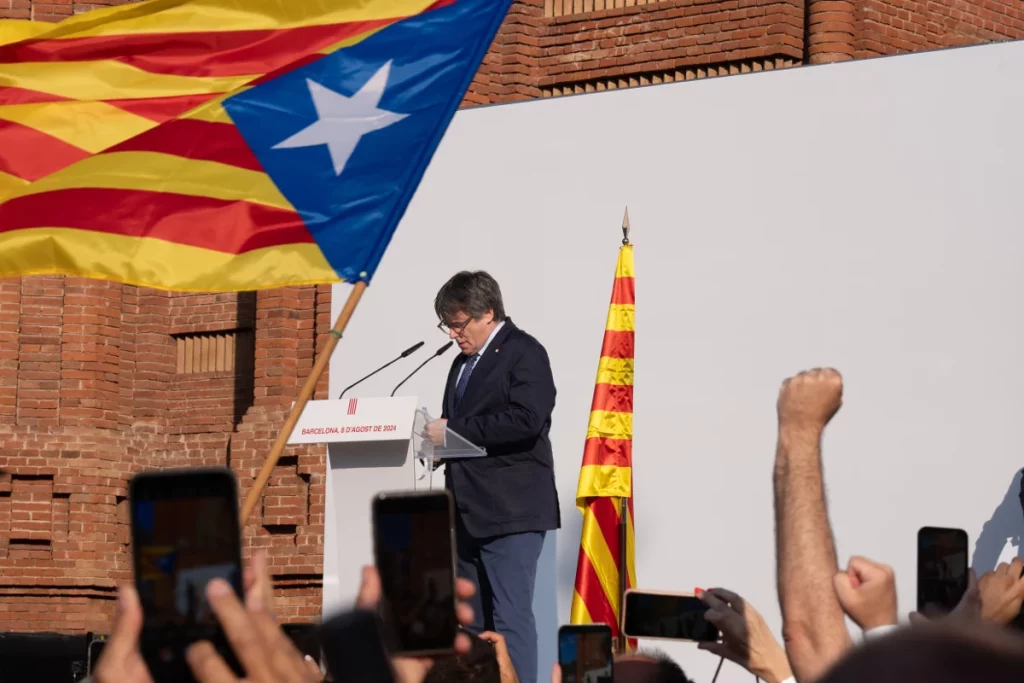 Carles Puigdemont en su vuelta a Barcelona desde el escenario montado por Òmnium Cultural