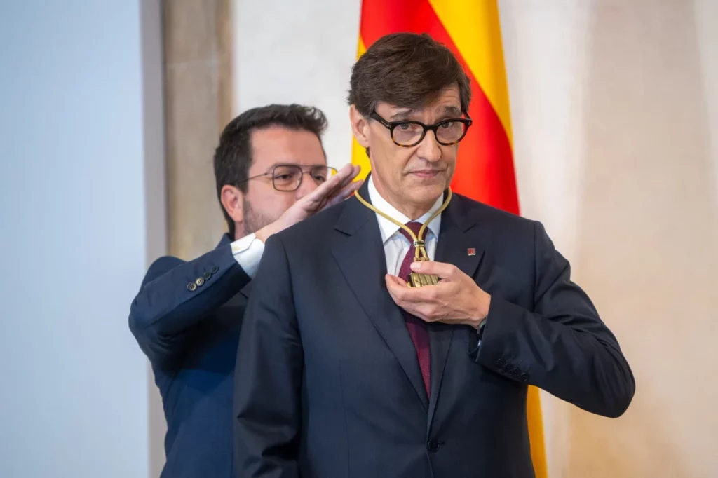 Salvador Illa, presidente de la Generalitat, borra la bandera de España y el retrato del Rey en su toma de posesión