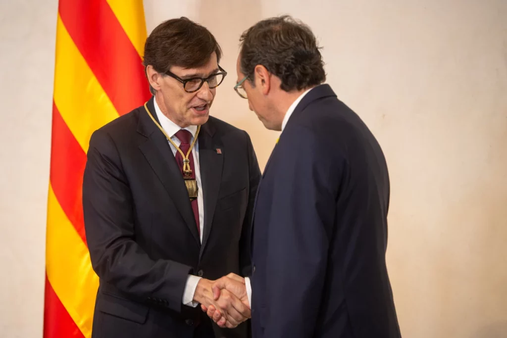 Salvador Illa, presidente de la Generalitat, borra la bandera de España y el retrato del Rey en su toma de posesión