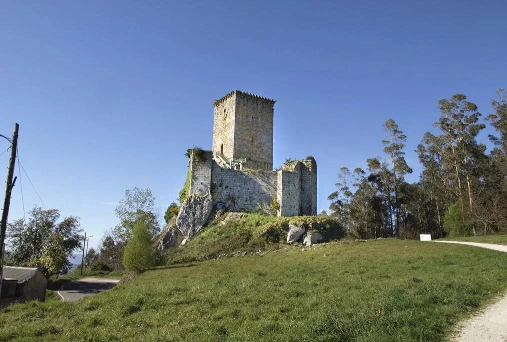 La torre de Andrade, uno de los sitios destacados de este pueblo gallego