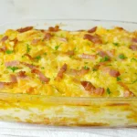 Receta de patatas gratinadas con queso, bacon y nata al horno para una cena especial