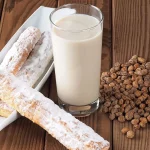 Aprende a hacer esta refrescante horchata de chufa con fartons, la famosa bebida de Valencia