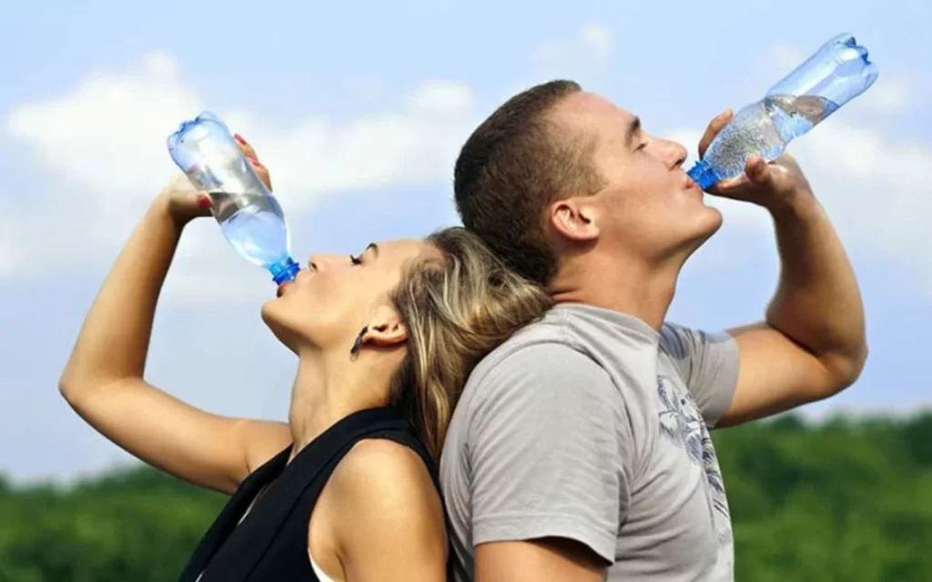 Siempre debes priorizar el hábito de tomar agua