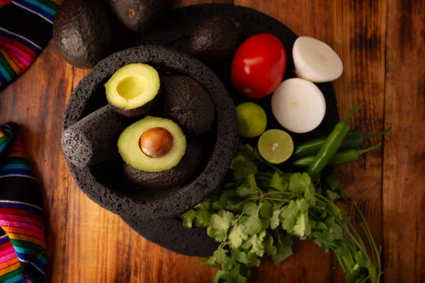 Ingredientes frescos para un guacamole casero perfecto