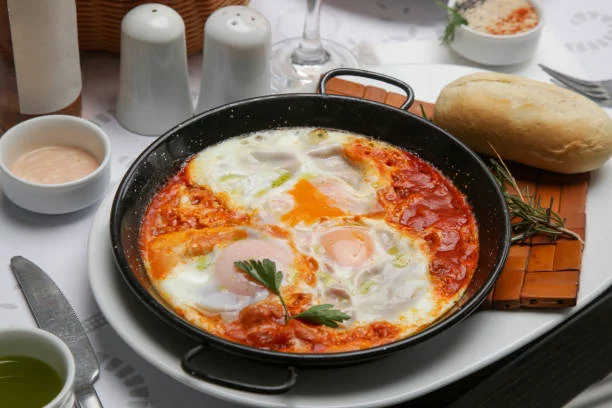 3. Shakshuka: huevos escalfados en salsa de tomate