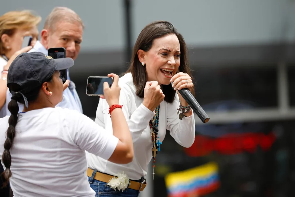 María Corina Machado, líder de la oposición, junto a Edmundo González, presidente electo de Venezuela, instan a Maduro a hacer las maletas