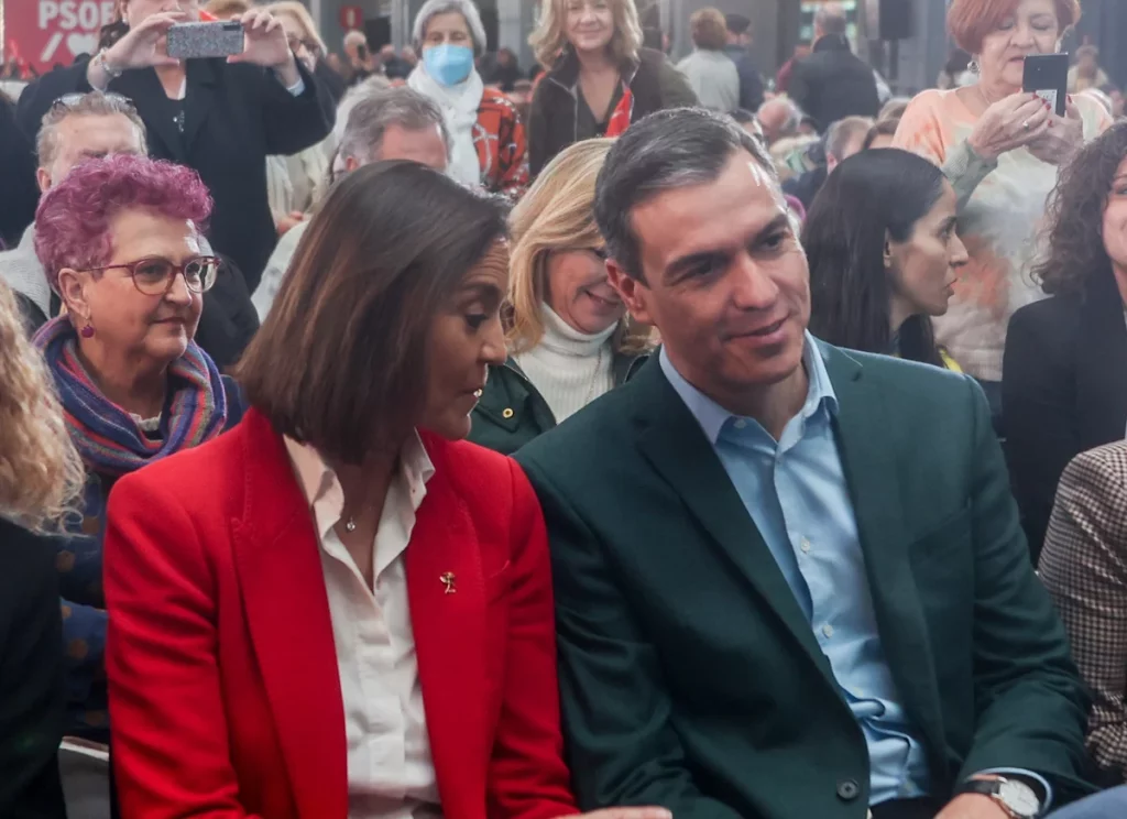 Reyes Maroto junto a Pedro Sánchez en un acto en Madrid