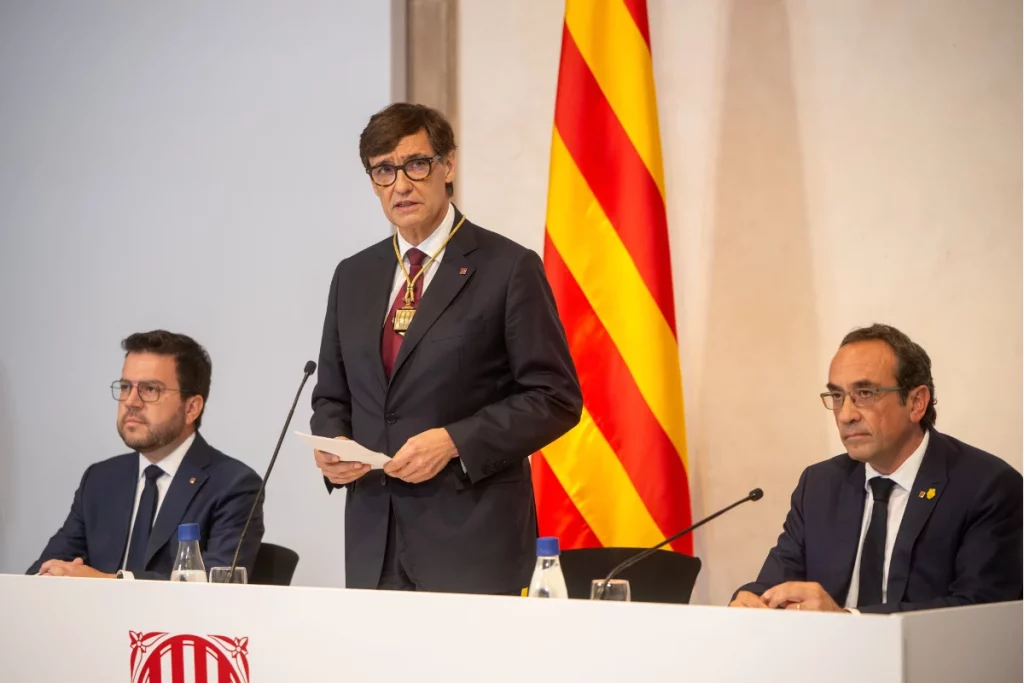 Salvador Illa, presidente de la Generalitat, borra la bandera de España y el retrato del Rey en su toma de posesión