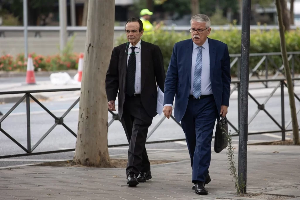 Diego del Alcázar, de la Fundación Instituto de Empresa, a la izquierda, llegando al juzgado.