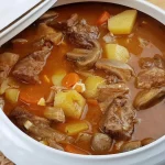 Patatas con costillas de cerdo, un guiso sencillo y reconfortante