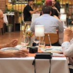 «Hay cosas que no»: Un concursante de ‘First Dates’ frena a su acompañante de manera brusca