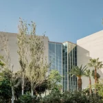 El hotel en Barcelona que sorprende con su rooftop único y jardines modernistas