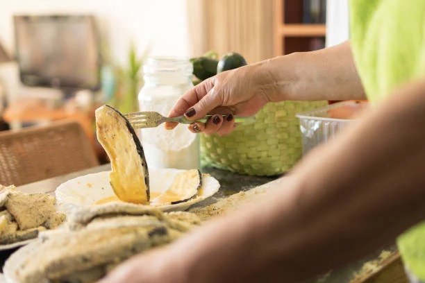 Preparación de los escalopes de berenjena