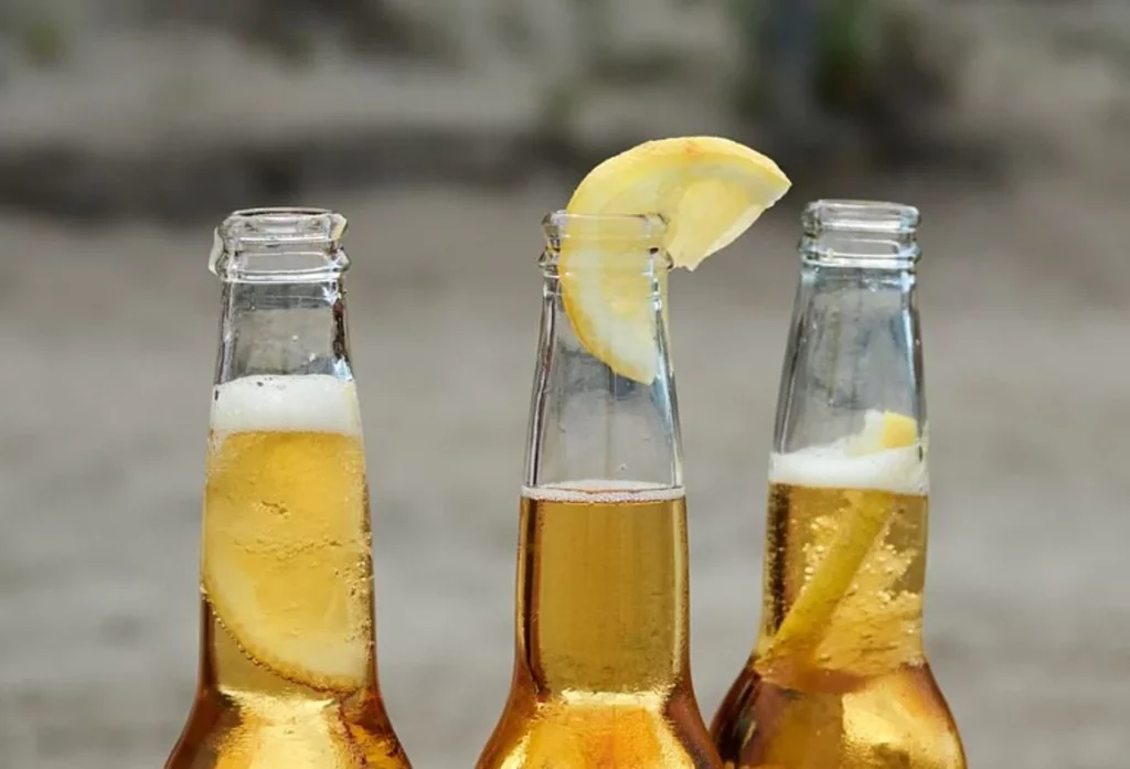 ¿Cuáles son los efectos de tomar cerveza con limón?