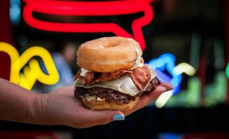 El origen de la hamburguesa con donut