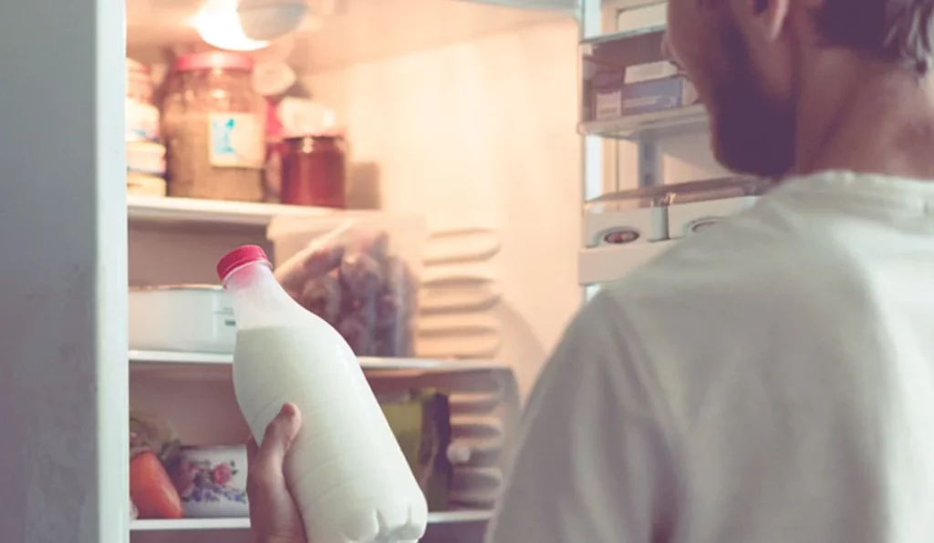 Estos son los errores más comunes al almacenar la leche y otros alimentos