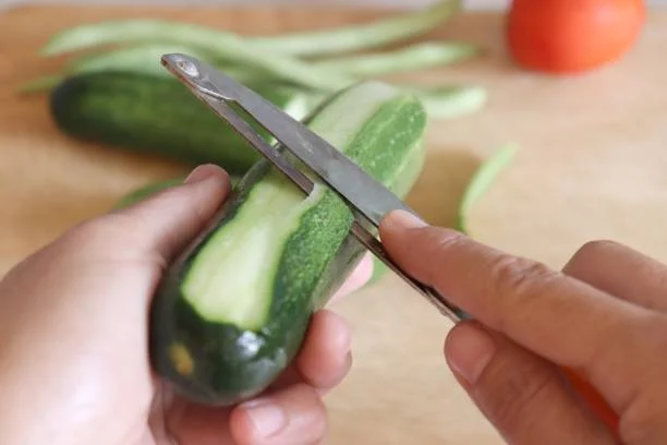 Pelar y remojar el pepino: Dos métodos infalibles