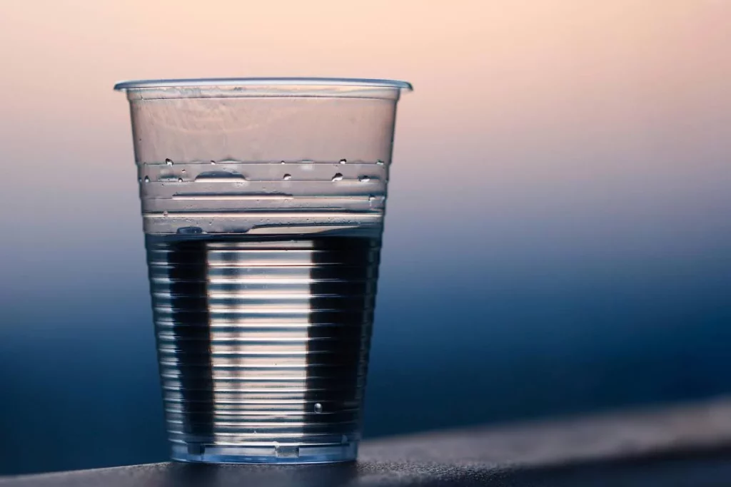 Las consecuencias de los plásticos en los vasos y otros utensilios 