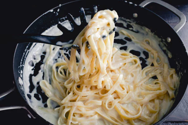 Ingredientes y preparación de la salsa Alfredo auténtica