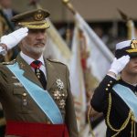 Centenares de ciudadanos arropan a las Fuerzas Armadas en un desfile del 12 de octubre marcado por la lluvia