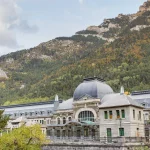 No dejes de visitar el casco medieval de Canfranc en un entorno maravilloso