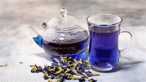 DISFRUTANDO DEL TÉ AZUL EN BUENA COMPAÑÍA