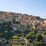 Este pueblo cerca de Valencia cautiva a los turistas con sus calles adornadas de colores otoñales