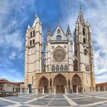 La impresionante Catedral de León atrae a los viajeros que buscan el arte gótico español