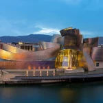 No dejes de visitar el Museo Guggenheim de Bilbao, un ícono mundial del arte moderno