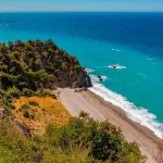 ¿Sabías que en Málaga se encuentra una de las playas más cristalinas de España?