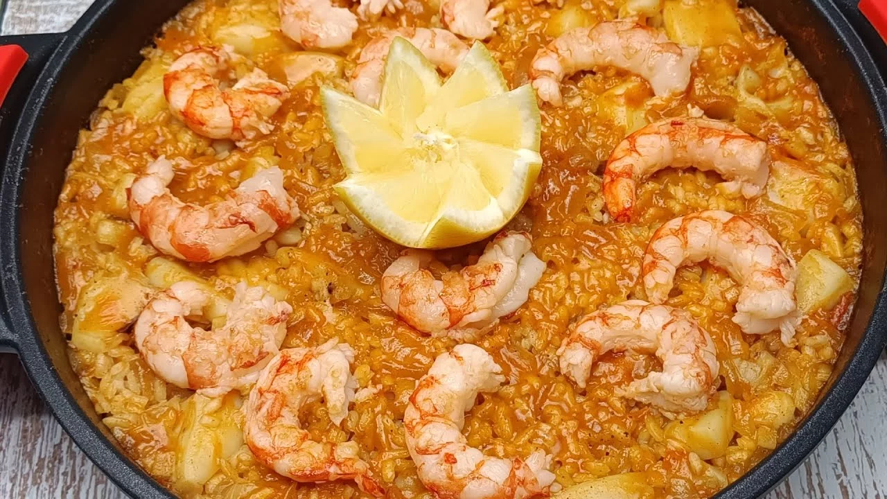 DISFRUTANDO DEL ARROZ GALLEGO CON GAMBAS EN BUENA COMPAÑÍA