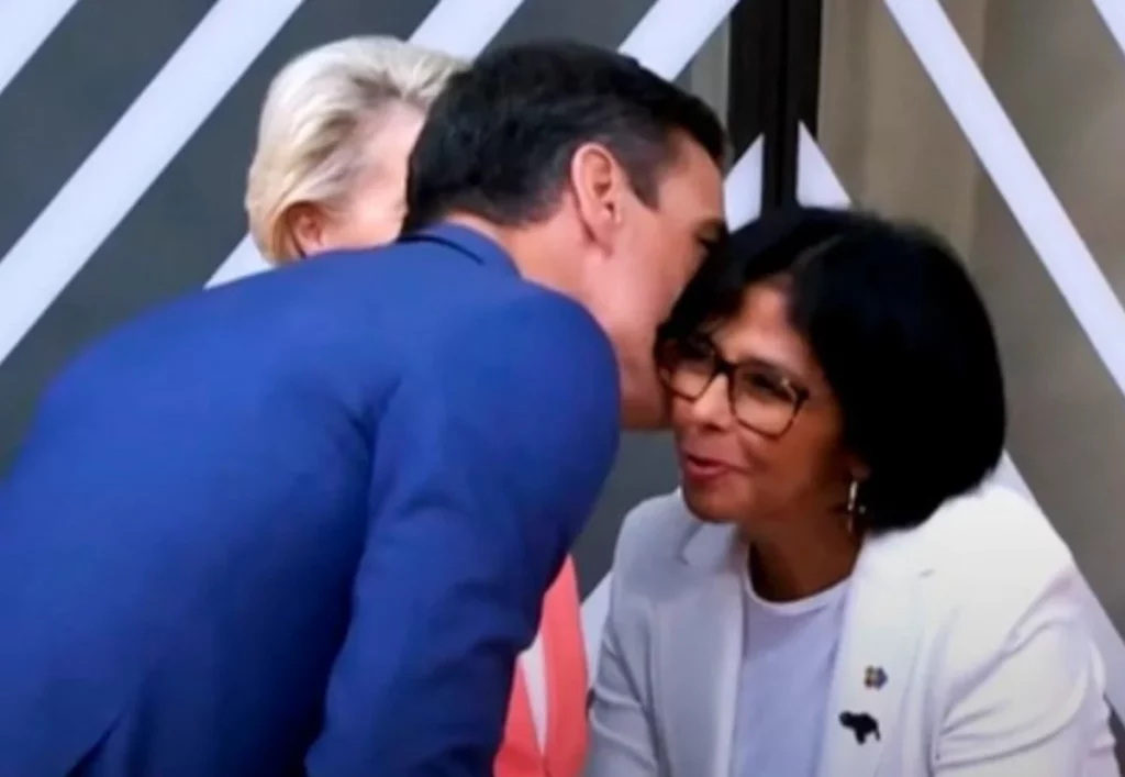 Pedro Sánchez dio su beneplácito a la visita ilegal de Delcy Rodríguez en enero de 2020