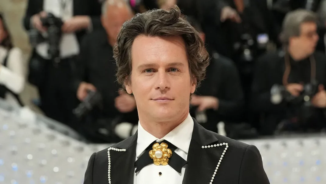 Jonathan Groff: el cantante que logró impresionar con su rol como agente especial del FBI