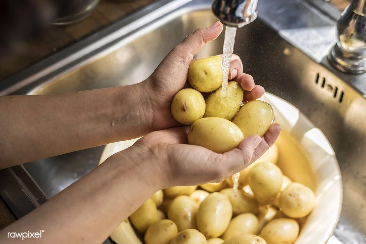 PREPARANDO LAS PATATAS PARA SU USO EN LA COCINA