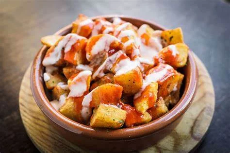 DISFRUTANDO DE LAS PATATAS BRAVAS LIGERAS