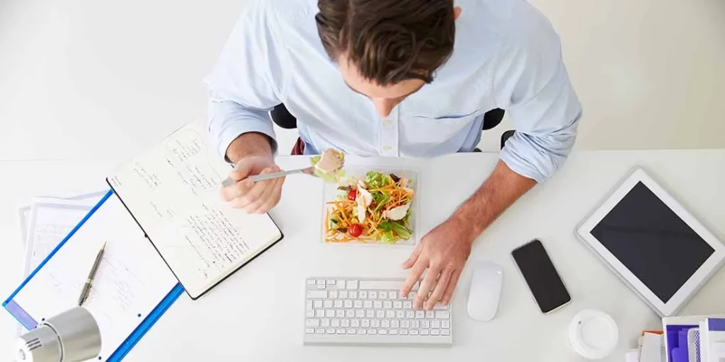 El impacto de "comer y trabajar" en la oficina 