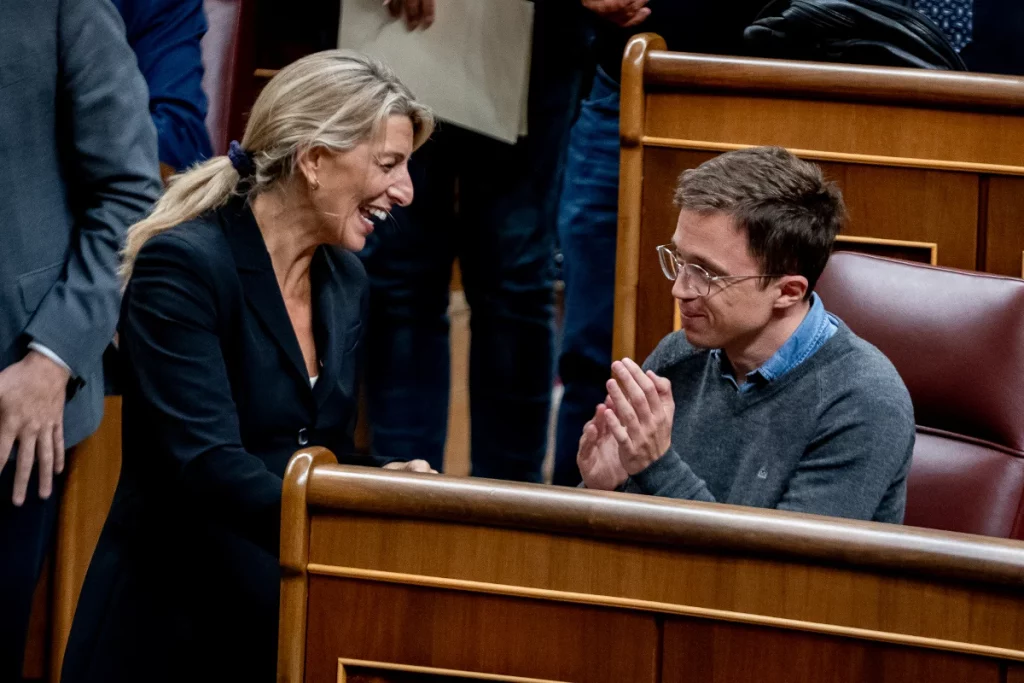 Yolanda Díaz e Íñigo Errejón en una charla amena en el Congreso de los Diputados