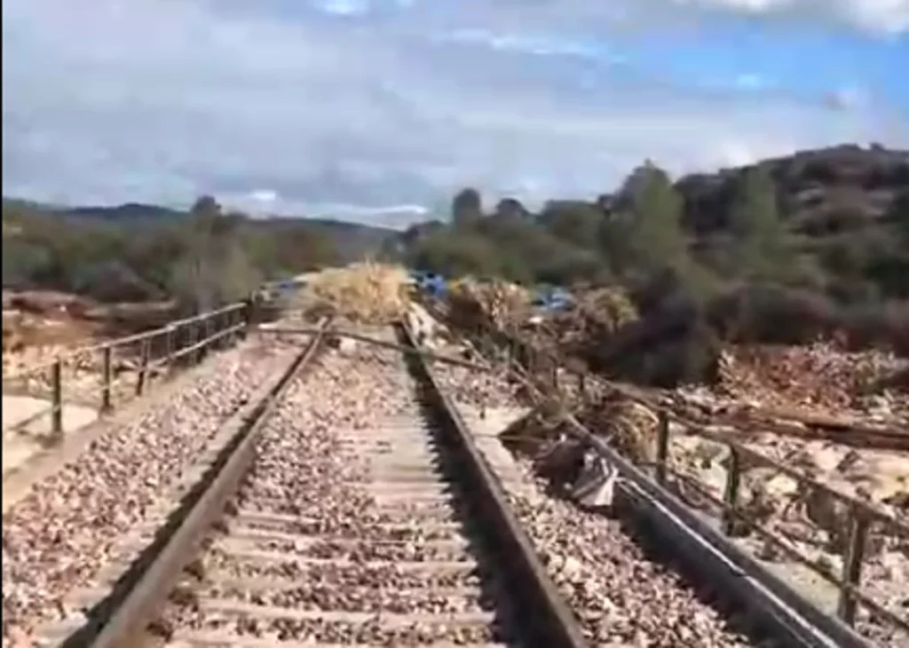 El paso de la C-3 de Cercanías en Chiva sin vía. 