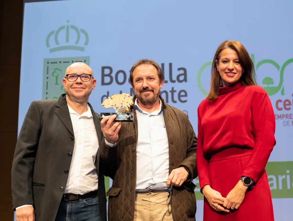 Marta Nieto, directora general de Comercio de la Comunidad de Madrid, instantes antes de entregar el Premio de Boadilla del Monte 2024 a O'Carro