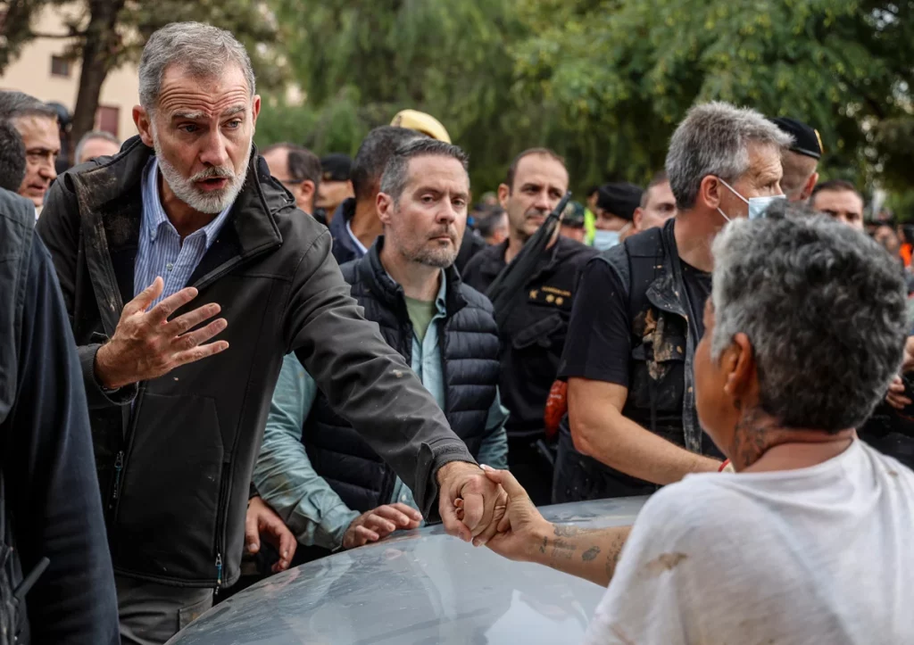 El Rey Felipe VI habla con los damnificados en su visita a Paiporta (Valencia)