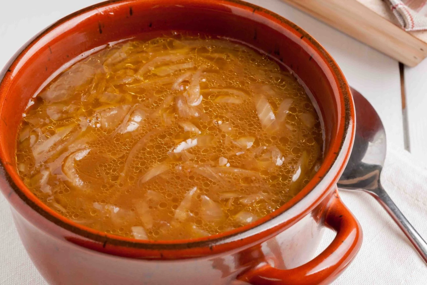 DISFRUTA DE LA SOPA DE CEBOLLA, UN CLÁSICO FRANCÉS PARA ENFRENTAR EL INVIERNO