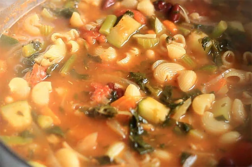 DISFRUTANDO DE TU SOPA MINESTRONE: UN PLATO PARA COMPARTIR