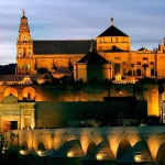 El Encanto Nocturno de Córdoba: La Mezquita-Catedral Iluminada y sus Calles Empedradas