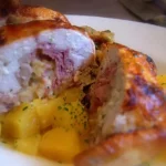 Sorprende a todos con este delicioso pollo relleno de jamón y queso: una receta fácil y llena de sabor