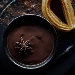 Churros caseros con chocolate especiado, el clásico español con un toque sorprendente