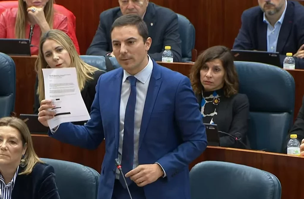 Juan Lobato con el correo del abogado de González Amador ante la Asamblea de Madrid, un documento clave en la filtración que apunta al Fiscal General del Estado